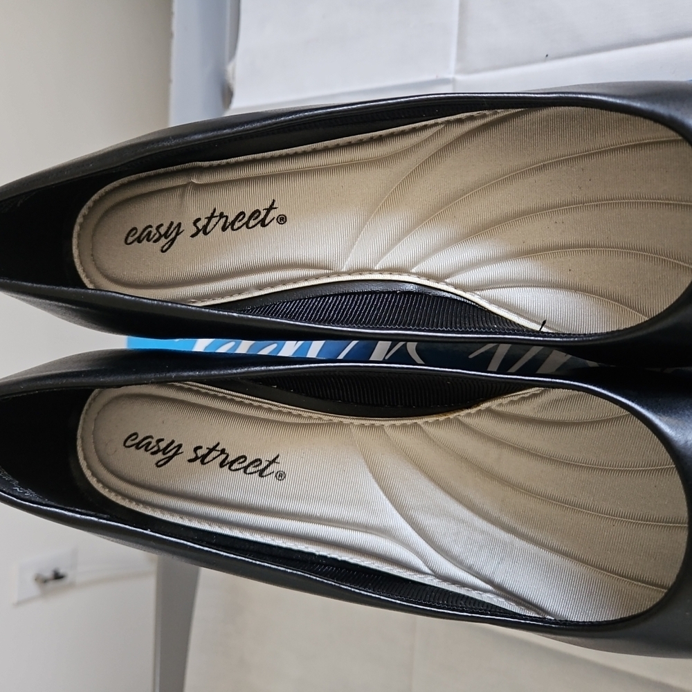 Easy Street Black Glossy Pumps with Sleek Design